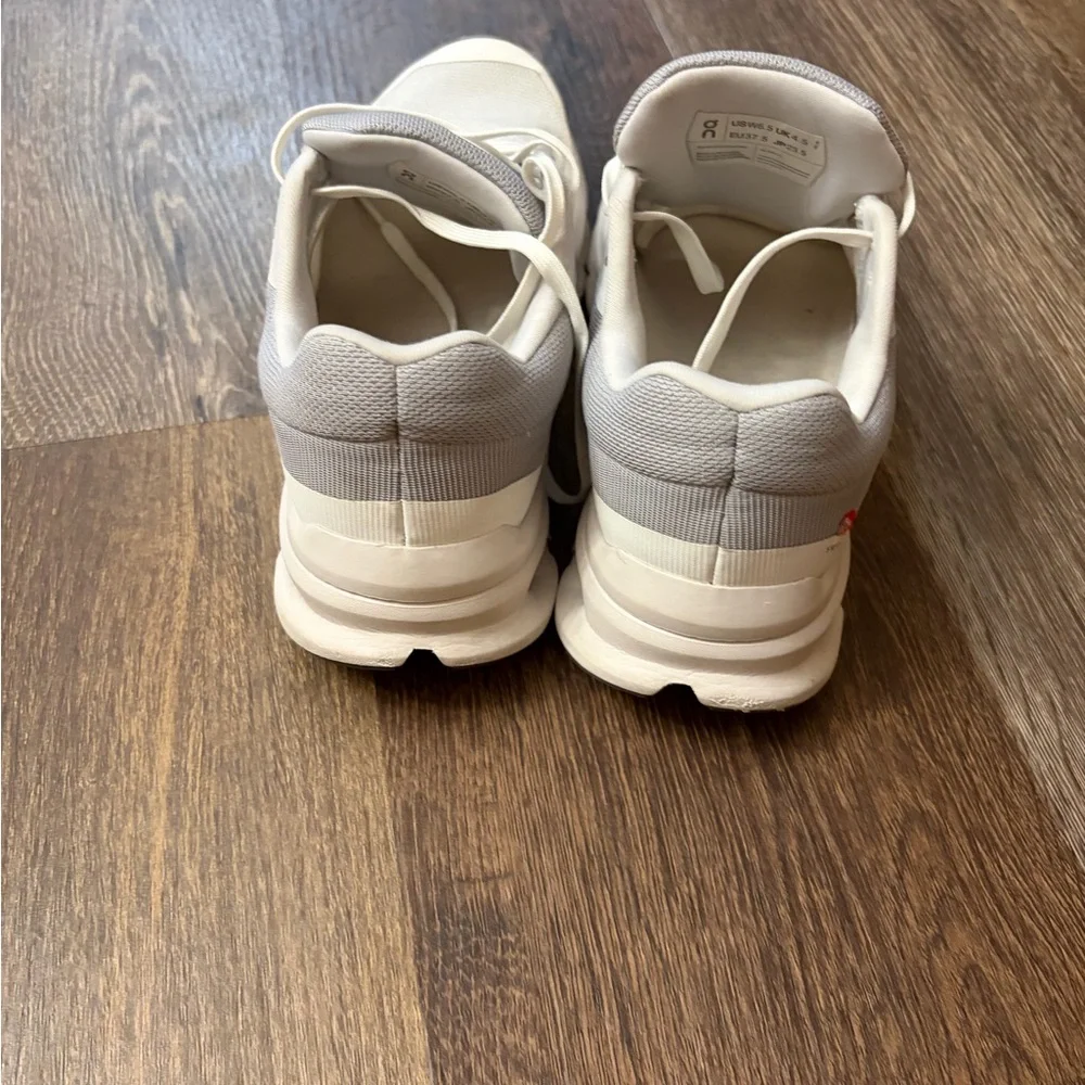 On Running Classic White Lace-Up Shoes - Picture 5 of 7